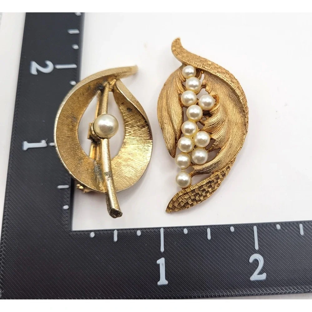 Vintage 1 Roma Brooch Lot (5) Gold Tone Pearl Accent Leaf Wreath Modern